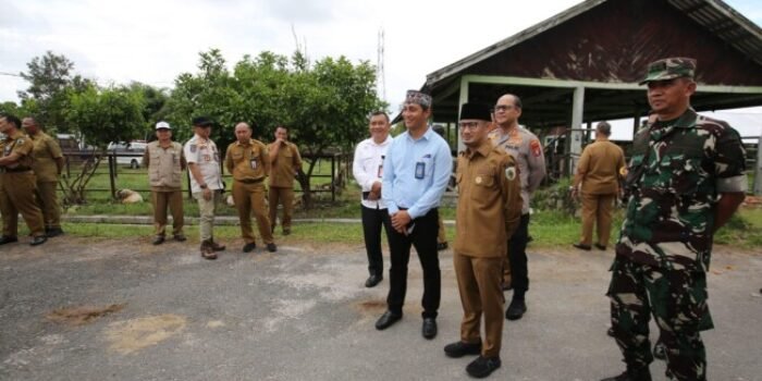 Palangka Raya Wali Kota Palangka Raya, Fairid Naparin mengunjungi RPH Kelurahan Kalampangan, belum lama ini.