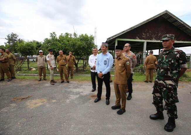 Wali Kota Palangka Raya, Fairid Naparin mengunjungi RPH Kelurahan Kalampangan, belum lama ini.