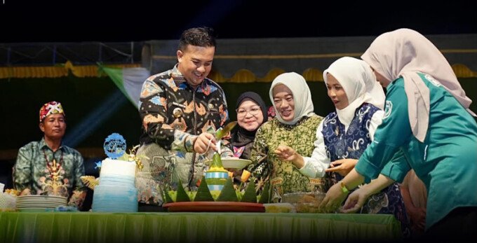 lamandau Bupati Lamandau, Rizky Aditya Putra, saat menghadiri sekaligus membuka rangkaian peringatan Hari Jadi ke-21 Kecamatan Menthobi Raya, belum lama ini.