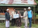 Penyerahan program Tebar Berkah Daging oleh tim PLN UP3 Kuala Kapuas kepada salah warga Desa Sei Jangkit, Kecamatan Bataguh, Kabupaten Kapuas.