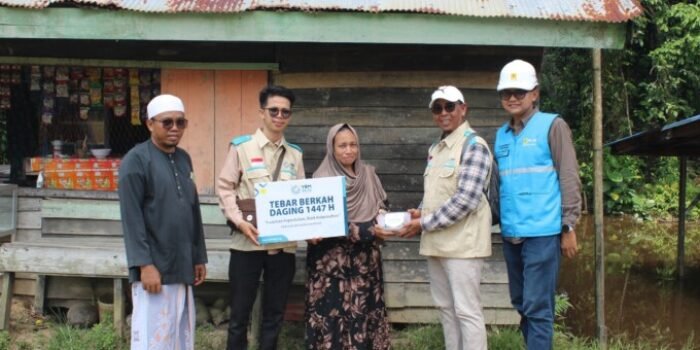 pln Penyerahan program Tebar Berkah Daging oleh tim PLN UP3 Kuala Kapuas kepada salah warga Desa Sei Jangkit, Kecamatan Bataguh, Kabupaten Kapuas.