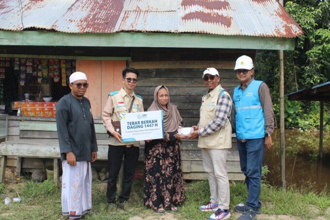 pln Penyerahan program Tebar Berkah Daging oleh tim PLN UP3 Kuala Kapuas kepada salah warga Desa Sei Jangkit, Kecamatan Bataguh, Kabupaten Kapuas.