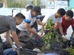 Manager PLN UP3 Barabai, Muhamad Musa, saat melaksanakan kegiatan aksi bersih sampah di Kota Barabai, dalam rangka memperingati Hari Lingkungan Hidup Sedunia 2026.