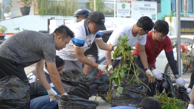Manager PLN UP3 Barabai, Muhamad Musa, saat melaksanakan kegiatan aksi bersih sampah di Kota Barabai, dalam rangka memperingati Hari Lingkungan Hidup Sedunia 2026.