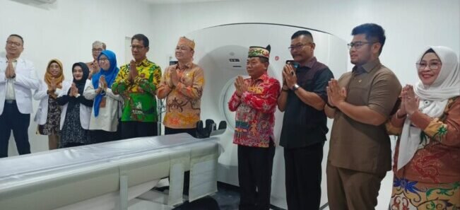 10 Anggota DPRD Kabupaten Kapuas, Thosibae Limin (dua dari kanan), mengapresiasi diresmikannya layanan CT Scan di RSUD dr. H. Soemarno Sosroatmodjo Kuala Kapuas, pada Senin (29/6/2026).