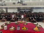Bupati Kapuas HM Wiyatno foto bersama saat malam pengesagan warga baru PSHT Cabang Kapuas dan Pulang Pisau Pusat Madiun, Sabtu (4/7) malam.