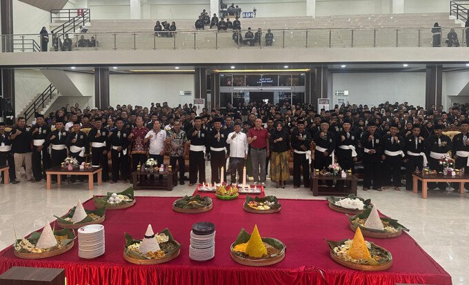 Bupati Kapuas HM Wiyatno foto bersama saat malam pengesagan warga baru PSHT Cabang Kapuas dan Pulang Pisau Pusat Madiun, Sabtu (4/7) malam.