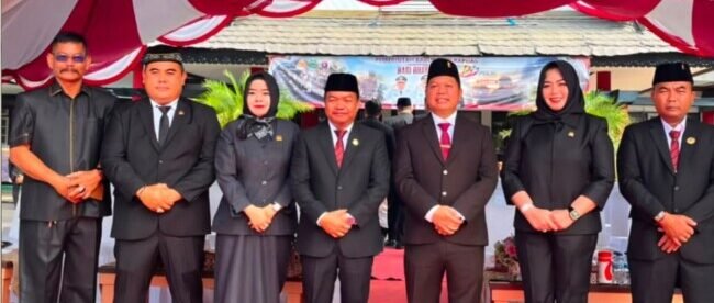 Wakil Ketua I DPRD Kapuas Yohanes dan Wakil Ketua II DPRD Kapuas Berinto bersama anggota DPRD Kapuas hadiri upacara HUT Bhayangkara Ke-80 di halaman Kantor Bupati Kapuas, Rabu (1/7/2026).