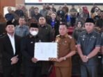 2 Ketua DPRD Kabupaten Kapuas Ardiansah dan Bupati Kapuas HM. Wiyatno menunjukkan dokumen persetujuan yang disakaikan Wakil Ketua I DPRD Kapuas Yohanes dan Wakil Ketua II DPRD Kapuas Berinto bersama Wakil Bupati Kapuas Dodo serta Sekretaris Daerah Usis I Sangkai, Senin (6/7/2026).