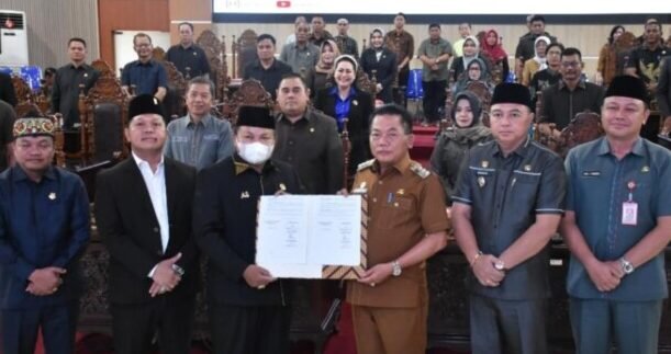 Ketua DPRD Kabupaten Kapuas Ardiansah dan Bupati Kapuas HM. Wiyatno menunjukkan dokumen persetujuan yang disakaikan Wakil Ketua I DPRD Kapuas Yohanes dan Wakil Ketua II DPRD Kapuas Berinto bersama Wakil Bupati Kapuas Dodo serta Sekretaris Daerah Usis I Sangkai, Senin (6/7/2026).