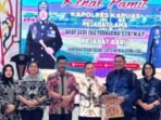 Wakil Ketua I DPRD Kabupaten Kapuas, Yohanes bersama anggota DPRD Kapuas menyerahkan cinderamata kepada AKBP Gede Eka Yudharma acara ramah tamah dan kenal pamit Kapolres Kapuas di Hall Rumah Jabatan Bupati Kapuas, Senin (20/7/2026) malam.