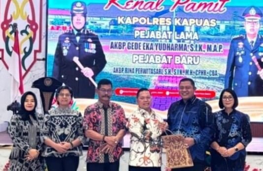3 Wakil Ketua I DPRD Kabupaten Kapuas, Yohanes bersama anggota DPRD Kapuas menyerahkan cinderamata kepada AKBP Gede Eka Yudharma acara ramah tamah dan kenal pamit Kapolres Kapuas di Hall Rumah Jabatan Bupati Kapuas, Senin (20/7/2026) malam.