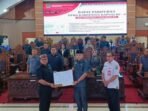 Wakil Ketua I DPRD Kabupaten Kapuas Yohanes., ST menyerahkan dokumen persetujuan kepada Wakil Bupati Kapuas Dodo dalam Paripurna DPRD Kabupaten Kapuas, pada Rabu (22/7/2026).