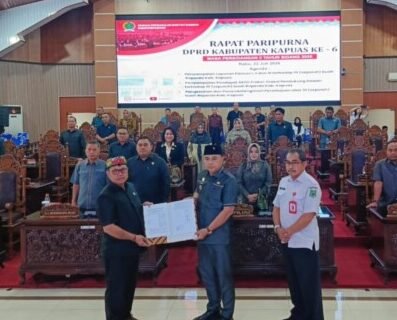 5 Wakil Ketua I DPRD Kabupaten Kapuas Yohanes., ST menyerahkan dokumen persetujuan kepada Wakil Bupati Kapuas Dodo dalam Paripurna DPRD Kabupaten Kapuas, pada Rabu (22/7/2026).