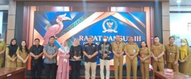 6 Ketua Pansus III DPRD Kapuas, H. Abdullah bersama anggota Pansus dan Mitra kerja setelah rapat pembahasan, pada Senin (20/7/2026).