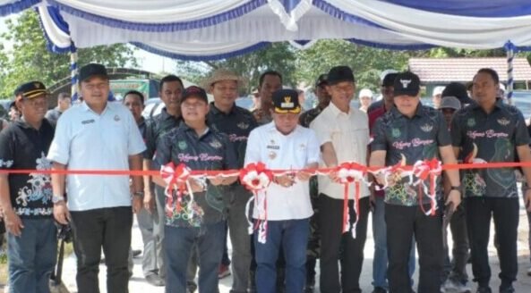 9 Wakil Ketua I DPRD Kabupaten Kapuas Yohanes., ST (duar dari kiri) saat hadiri kegiatan baru-baru ini.