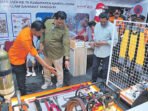Bupati Barito Utara H Shalahuddin ST MT beserta jajaran saat meninjau stand stand pada gelaran BATARA Expo di area Eks Bandara Beringin, Senin (29/6).