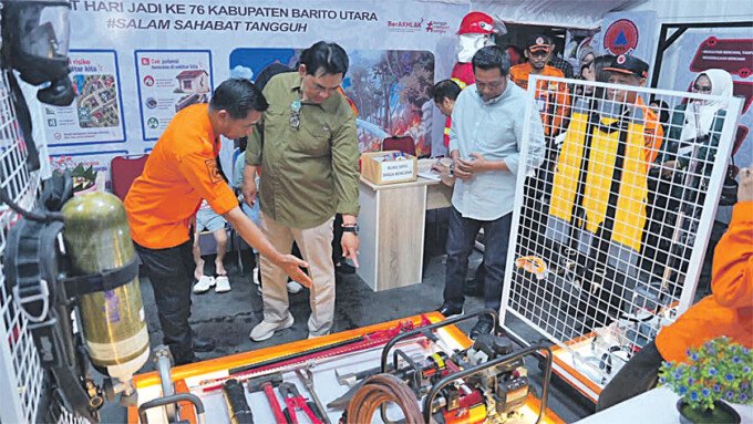 Barito Utara Bupati Barito Utara H Shalahuddin ST MT beserta jajaran saat meninjau stand stand pada gelaran BATARA Expo di area Eks Bandara Beringin, Senin (29/6).