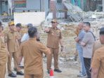 Bupati Barito Utara H Shalahuddin ST MT ditemani Wakil Bupati Felix Sonadie Y Tingan A Md dan Sekretaris Daerah Drs Muhlis saat melakukan peninjauan di beberapa titik pelebaran jalan di Jalan Yetro Sinseng dan jalan Tumenggung Surapati, Senin (13/7).