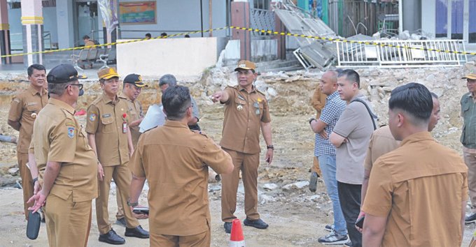 Bupati Barito Utara H Shalahuddin ST MT ditemani Wakil Bupati Felix Sonadie Y Tingan A Md dan Sekretaris Daerah Drs Muhlis saat melakukan peninjauan di beberapa titik pelebaran jalan di Jalan Yetro Sinseng dan jalan Tumenggung Surapati, Senin (13/7).