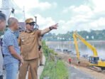 Bupati Barito Utara, H Shalahuddin ST MT ketika melaksanakan peninjauan kawasan Water Front City (WFC) yang terletak di ujung Jembatan Hasan Basri. Rapat saat itu dihadiri Wakil Bupati Felix Sonadie Y. Tingan A Md dan Sekretaris Daerah Drs Muhlis, , Senin (13/7). Bupati Barito Utara, H Shalahuddin ST MT ketika melaksanakan peninjauan kawasan Water Front City (WFC) yang terletak di ujung Jembatan Hasan Basri. Rapat saat itu dihadiri Wakil Bupati Felix Sonadie Y. Tingan A Md dan Sekretaris Daerah Drs Muhlis, , Senin (13/7).