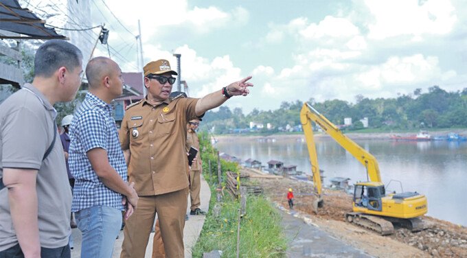 Bupati Barito Utara, H Shalahuddin ST MT ketika melaksanakan peninjauan kawasan Water Front City (WFC) yang terletak di ujung Jembatan Hasan Basri. Rapat saat itu dihadiri Wakil Bupati Felix Sonadie Y. Tingan A Md dan Sekretaris Daerah Drs Muhlis, , Senin (13/7).