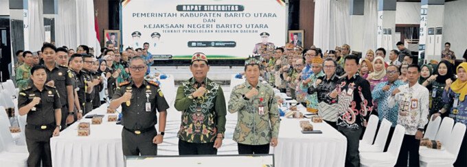 Barito Utara Bupati Barito Utara H Shalahuddin ST MT, Sekretaris Daerah Drs Muhlis, bersama Kepala Kejaksaan Negeri Barito Utara R Firmansyah SH dan seluruh peserta rapat di Gedung Balai Antang, Kamis (16/7).