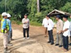 Barito Utara Bupati Barito Utara H Shalahuddin ST MT ditemani Sekretaris Daerah Drs Muhlis bersama jajaran saat meninjau kondisi jalan rusak yang sering digunakan oleh PT BBN serta memberikan teguran untuk memperbaiki jalan sesuai dengan kualitas semula saat kunjungan menuju Desa Mampuak II, Kecamatan Teweh Timur, Jumat (17/7).