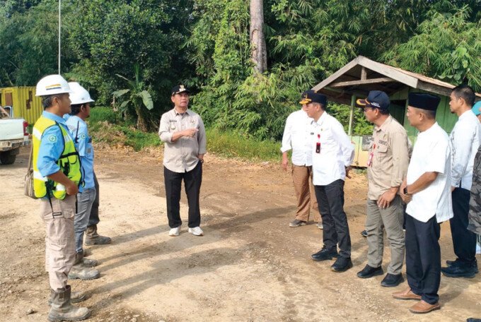Barito Utara Bupati Barito Utara H Shalahuddin ST MT ditemani Sekretaris Daerah Drs Muhlis bersama jajaran saat meninjau kondisi jalan rusak yang sering digunakan oleh PT BBN serta memberikan teguran untuk memperbaiki jalan sesuai dengan kualitas semula saat kunjungan menuju Desa Mampuak II, Kecamatan Teweh Timur, Jumat (17/7).