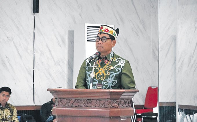 Barito Utara Bupati Barito Utara H Shalahuddin ST MT saat menyampaikan sambutan dalam Rapat Sinergisitas antara Pemerintah Kabupaten Barito Utara dan Kejaksaan Negeri Barito Utara di Gedung Balai Antang, Kamis (16/7).