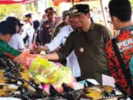 Bupati Barito Utara H Shalahuddin ST MT ditemani Wakil Bupati Barito Utara Felix Sonadie Y Tingan Am Md, Kepala Dinas Ketahanan Pangan dan Perikanan Barito Utara H Siswandoyo bersama unsur Forkopimda saat melakukan pengecekan di stand Penjualan Gerakan Pangan Murah di Halaman Dinas Ketahanan Pangan dan Perikanan Barito Utara, Kamis (23/7).
