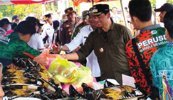 Bupati Barito Utara H Shalahuddin ST MT ditemani Wakil Bupati Barito Utara Felix Sonadie Y Tingan Am Md, Kepala Dinas Ketahanan Pangan dan Perikanan Barito Utara H Siswandoyo bersama unsur Forkopimda saat melakukan pengecekan di stand Penjualan Gerakan Pangan Murah di Halaman Dinas Ketahanan Pangan dan Perikanan Barito Utara, Kamis (23/7).