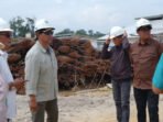 Bupati Barito Utara H Shalahuddin ST MT ditemani Wakil Bupati Barito Utara Felix Sonadie Y Tingan A Md, Sekertaris Daerah Drs Muhlis dan Kepala Dinas PUPR Barito Utara H Rody saat meninjau proyek pembangunan jembatan Lemo dan instalasi PDAM di desa Jingah, Kamis (23/7).