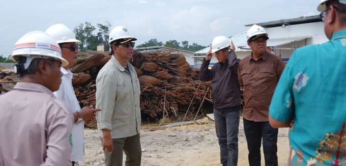 Barito Utara Bupati Barito Utara H Shalahuddin ST MT ditemani Wakil Bupati Barito Utara Felix Sonadie Y Tingan A Md, Sekertaris Daerah Drs Muhlis dan Kepala Dinas PUPR Barito Utara H Rody saat meninjau proyek pembangunan jembatan Lemo dan instalasi PDAM di desa Jingah, Kamis (23/7).