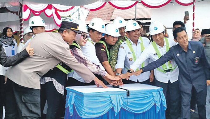 Pemerintah Kabupaten Barito Utara yang dipimpin Bupati H Shalahuddin ST MT bersama jajaran Forkopimda dan Anggota DPRD Barito Utara menekan tombol sirine untuk menandai dimulainya Groundbreaking Water Front City dan Penataan Kawasan Kumuh di Kelurahan Lanjas, Rabu (1/7).