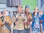 Bupati Barito Utara H Shalahudin ST MT bersama Ketua Bunda PAUD Barito Utara Hj Maya Savitri Shalahudin, Wakil Bupati Barito Utara Felix Sonadie Y Tingan A Md, Ketua DPRD Barito Utara Hj Merry Rukaini, beserta jajaran Forkopimda ketika menghadiri gelaran Gerakan Nasional Ruang Aman dan Nyaman Anak (GERNAS RANA) di Arena Terbuka Tiara Batara, Kamis (23/7).