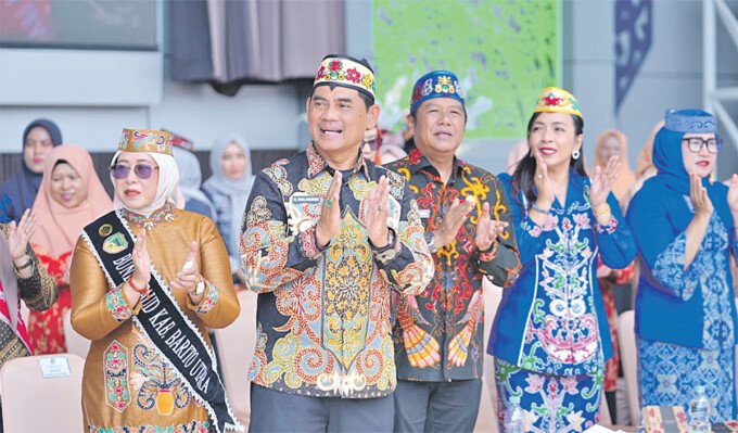 Bupati Barito Utara H Shalahudin ST MT bersama Ketua Bunda PAUD Barito Utara Hj Maya Savitri Shalahudin, Wakil Bupati Barito Utara Felix Sonadie Y Tingan A Md, Ketua DPRD Barito Utara Hj Merry Rukaini, beserta jajaran Forkopimda ketika menghadiri gelaran Gerakan Nasional Ruang Aman dan Nyaman Anak (GERNAS RANA) di Arena Terbuka Tiara Batara, Kamis (23/7).