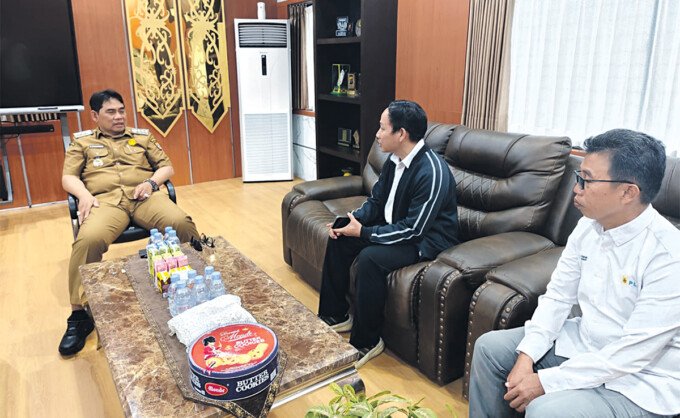Bupati Barito Utara H Shalahuddin ST MT panggil Manager ULP PLN Barito Utara di Kantornya. Hal itu menyusul, imbas terjadinya pemadaman listrik yang kerap terjadi, Senin (26/7).