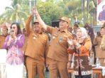 Pelepasan Lomba Gerak Jalan Antar Instansi dan Umum dalam rangka memeriahkan Hari Jadi ke-76 Kabupaten Barito Utara serta Hari Ulang Tahun (HUT) ke-81 Kemerdekaan Republik Indonesia Tahun 2026, dipimpin Bupati Barito Utara H Shalahuddin ST MT di Halaman Kantor Bupati Barito Utara, Senin (27/7).