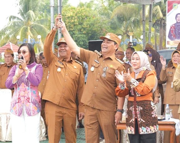 Barito Utara Pelepasan Lomba Gerak Jalan Antar Instansi dan Umum dalam rangka memeriahkan Hari Jadi ke-76 Kabupaten Barito Utara serta Hari Ulang Tahun (HUT) ke-81 Kemerdekaan Republik Indonesia Tahun 2026, dipimpin Bupati Barito Utara H Shalahuddin ST MT di Halaman Kantor Bupati Barito Utara, Senin (27/7).