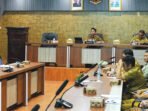 Barito Utara Rapat Koordinasi SPAM PDAM di Ruang Rapat A Setda Kantor Bupati Barito Utara, Selasa (28/7) dipimpin Bupati Barito Utara H Shalahuddin ST MT. Shalahuddin menekankan pentingnya perencanaan dan strategi yang matang dalam menghadapi berbagai kondisi musim terutama pada masalah menurunnya kapasitas air baku yang berdampak pada pasokan air ke rumah-rumah pelanggan.