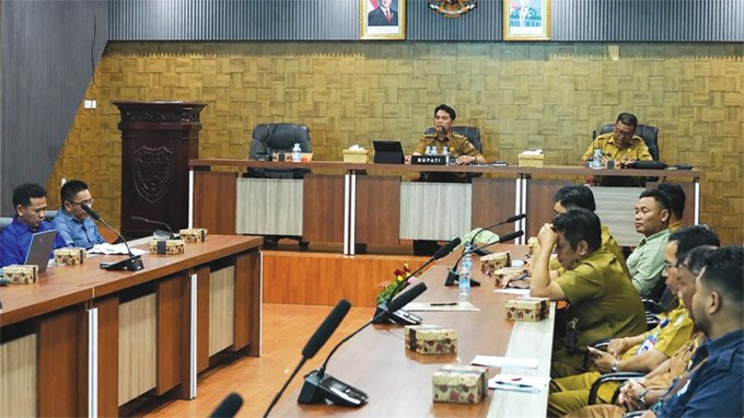 Barito Utara Rapat Koordinasi SPAM PDAM di Ruang Rapat A Setda Kantor Bupati Barito Utara, Selasa (28/7) dipimpin Bupati Barito Utara H Shalahuddin ST MT. Shalahuddin menekankan pentingnya perencanaan dan strategi yang matang dalam menghadapi berbagai kondisi musim terutama pada masalah menurunnya kapasitas air baku yang berdampak pada pasokan air ke rumah-rumah pelanggan.