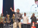 Bupati Barito Utara H Shalahuddin ST MT didampingi Wakil Bupati Felix Sonadie Y Tingan bersama para pemenang Stand BATARA Expo pada malam penutupan di Panggung Batara Expo, Area Eks Bandara Beringin, Jumat (3/7) .
