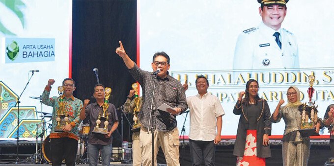 Bupati Barito Utara H Shalahuddin ST MT didampingi Wakil Bupati Felix Sonadie Y Tingan bersama para pemenang Stand BATARA Expo pada malam penutupan di Panggung Batara Expo, Area Eks Bandara Beringin, Jumat (3/7) .