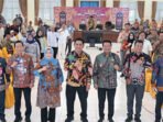 Barito Utara Bupati Barito Utara H Shalahuddin ST MT ditemani Wakil Bupati Felix Sonadie Y Tingan A Md, dan Ketua DPRD Barito Utara, Ir Hj Merry Rukaini M IP saat memimpin Konsultasi Publik Konsultasi Publik untuk Pengadaan Tanah untuk Pelebaran Jalan dalam Kota Muara Teweh yang digelar di Aula Dinas Lingkungan Hidup pada Kamis (2/7).