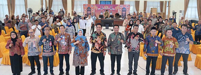 Barito Utara Bupati Barito Utara H Shalahuddin ST MT ditemani Wakil Bupati Felix Sonadie Y Tingan A Md, dan Ketua DPRD Barito Utara, Ir Hj Merry Rukaini M IP saat memimpin Konsultasi Publik Konsultasi Publik untuk Pengadaan Tanah untuk Pelebaran Jalan dalam Kota Muara Teweh yang digelar di Aula Dinas Lingkungan Hidup pada Kamis (2/7).