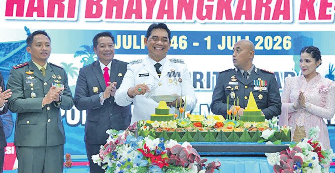 Bupati Barito Utara H Shalahuddin ST MT saat menyampaikan sambutan dalam acara Ramah Tamah Hari Bhayangkara ke-80 di Gedung Balai Antang, Rabu (1/7).