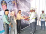 Barito Utara Bupati Barito Utara H Shalahuddin ST MT menyerahkan Sertifikat Relokasi secara simbolis, kepada warga Kelurahan Lanjas RT 4, 5, dan 6 bertepatan dengan pelaksanaan Groundbreaking Waterfront City yang juga menandai dimulainya proyek penataan kawasan kumuh di Kelurahan Lanjas, Rabu (1/7).