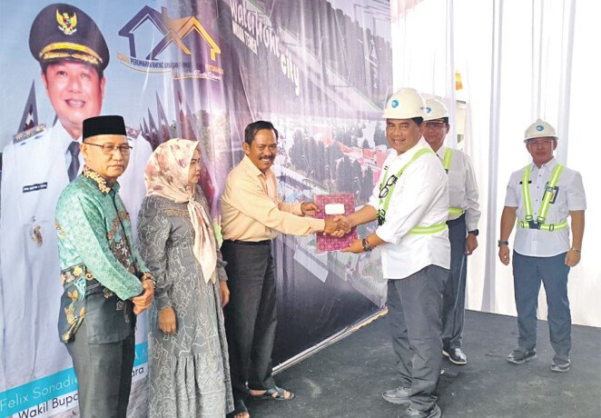 Bupati Barito Utara H Shalahuddin ST MT menyerahkan Sertifikat Relokasi secara simbolis, kepada warga Kelurahan Lanjas RT 4, 5, dan 6 bertepatan dengan pelaksanaan Groundbreaking Waterfront City yang juga menandai dimulainya proyek penataan kawasan kumuh di Kelurahan Lanjas, Rabu (1/7).