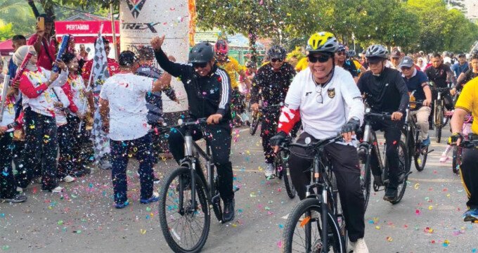 Barito Utara Bupati Barito Utara H Shalahuddin ST MT bersama jajaran saat bersepeda pada acara Gowes Bareng yang digelar dalam rangka memperingati Hari Ulang Tahun (HUT) Kabupaten Barito Utara ke-76 sekaligus HUT Bhayangkara ke-80 di Area Car Free Day, Bundaran Buah, Minggu pagi (12/7).
